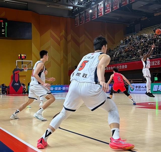 关于赛前突围战来临，广州队围绕CBA常规赛豪取连胜，震撼外界，更衣室氛围转暖的信息